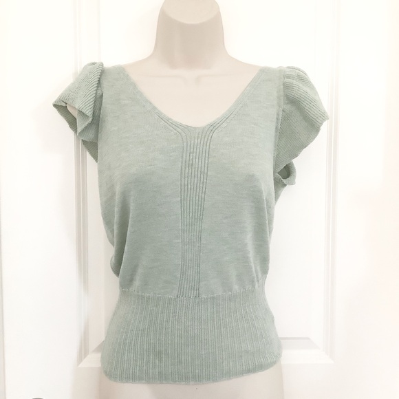 NWOT Lily White Short Flutter Sleeves Knit Sweater Size Small - Picture 1 of 8